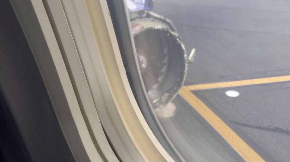 Unglück bei Southwest Airlines: Dieses Foto machte ein Passagier aus dem Inneren der Maschine. Es zeigt das zerstörte linke Triebwerk der Boeing 737. Dieses Foto machte ein Passagier aus dem Inneren der Maschine. Es zeigt das zerstörte linke Triebwerk der Boeing 737.