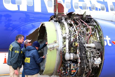 Ermittler des Transportation Safety Board, einer US-Verkehrsbehörde, untersuchen die zerstörte Turbine der Boeing 737