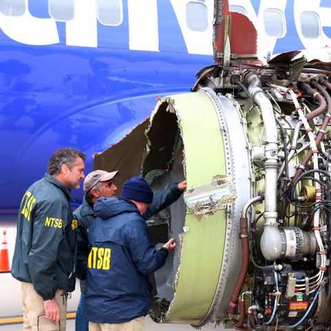 Ermittler des Transportation Safety Board, einer US-Verkehrsbehörde, untersuchen die zerstörte Turbine der Boeing 737