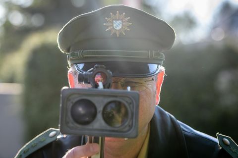 Blitzer in Deutschland: Ein Polizist misst an einer Kontrollstelle der Polizei