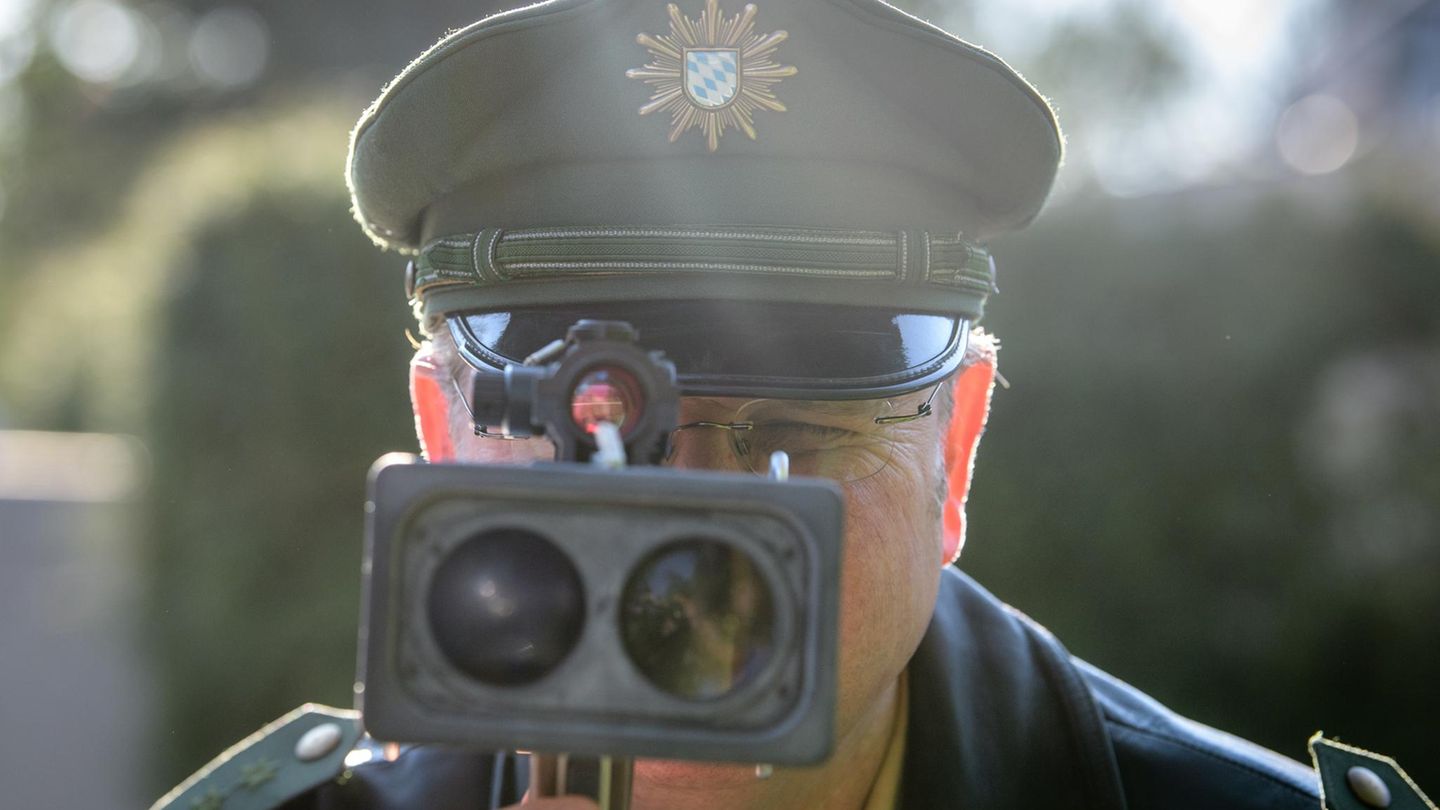 Blitzer in Deutschland: Ein Polizist misst an einer Kontrollstelle der Polizei