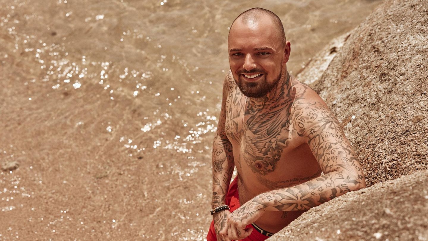 Bachelor in Paradise Niklas Schröder legte im Bachelorette-Finale 2017 einen ziemlich beleidigten Abgang hin, nachdem er von Jessica Paszka keine Rose erhalten hatte. In Thailand gibt es jetzt ein Wiedersehen mit seinen früheren Konkurrenten Johannes Haller, Sebastian Fobe und Domenico De Cicco. Damit sind außer Gewinner David Friedrich die Top Fünf der letzten Bachelorette-Staffel vertreten.
