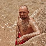 Niklas Schröder legte im Bachelorette-Finale 2017 einen ziemlich beleidigten Abgang hin, nachdem er von Jessica Paszka keine Rose erhalten hatte. In Thailand gibt es jetzt ein Wiedersehen mit seinen früheren Konkurrenten Johannes Haller, Sebastian Fobe und Domenico De Cicco. Damit sind außer Gewinner David Friedrich die Top Fünf der letzten Bachelorette-Staffel vertreten.