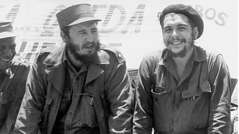 Kuba, 1960: Fidel Castro (links), damals Ministerpräsident von Kuba, und der legendäre Guerilla-Führer Ernesto "Che" Guevara