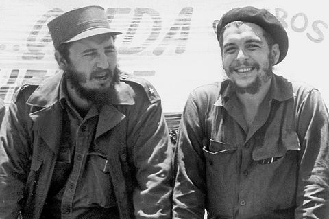 Kuba, 1960: Fidel Castro (links), damals Ministerpräsident von Kuba, und der legendäre Guerilla-Führer Ernesto "Che" Guevara