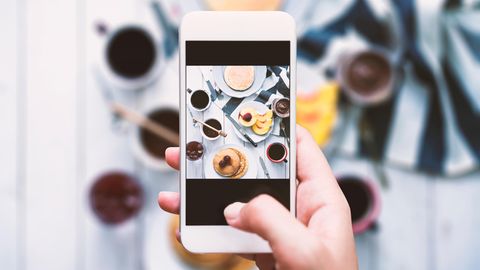 Jemand fotografiert essen mit dem Handy
