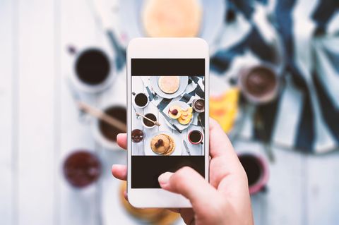 Jemand fotografiert essen mit dem Handy