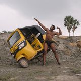 Body Builder vor einem Dreirad