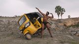Body Builder vor einem Dreirad