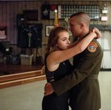 Ein junges paar tanzt