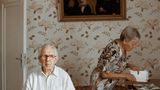 Älteres Paar im Wohnzimmer