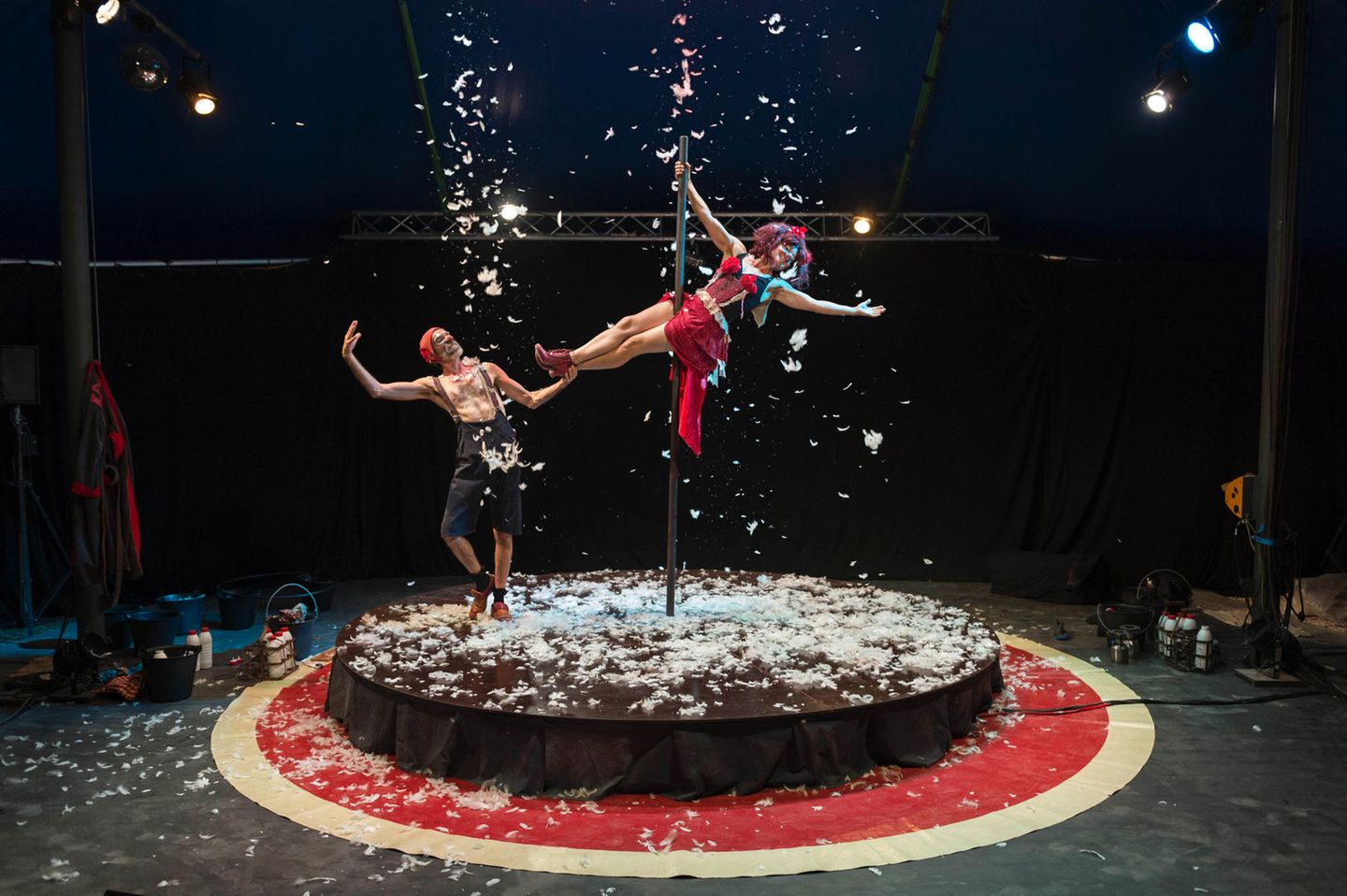 Ein verliebtes Paar im Zirkus