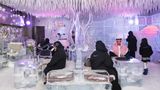 Saudi-Arabische Touristen sitzen in einer Eis-Lounge