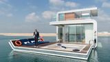 Mann steht auf schwimmender Villa