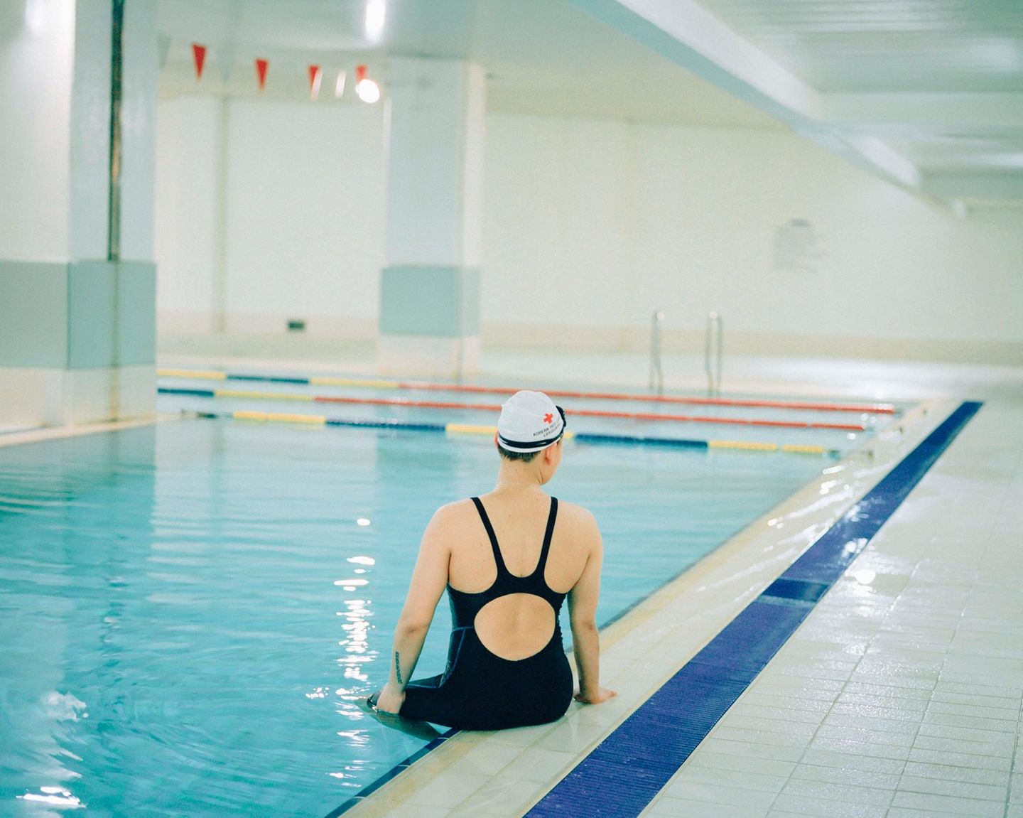 I'm Here with You Frau sitztam Rand von Schwimmbecken