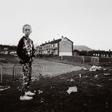 Mädchen steht auf Wiese