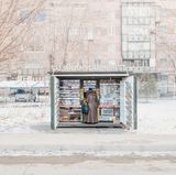 Frau kauft am Kiosk in Armenien ein
