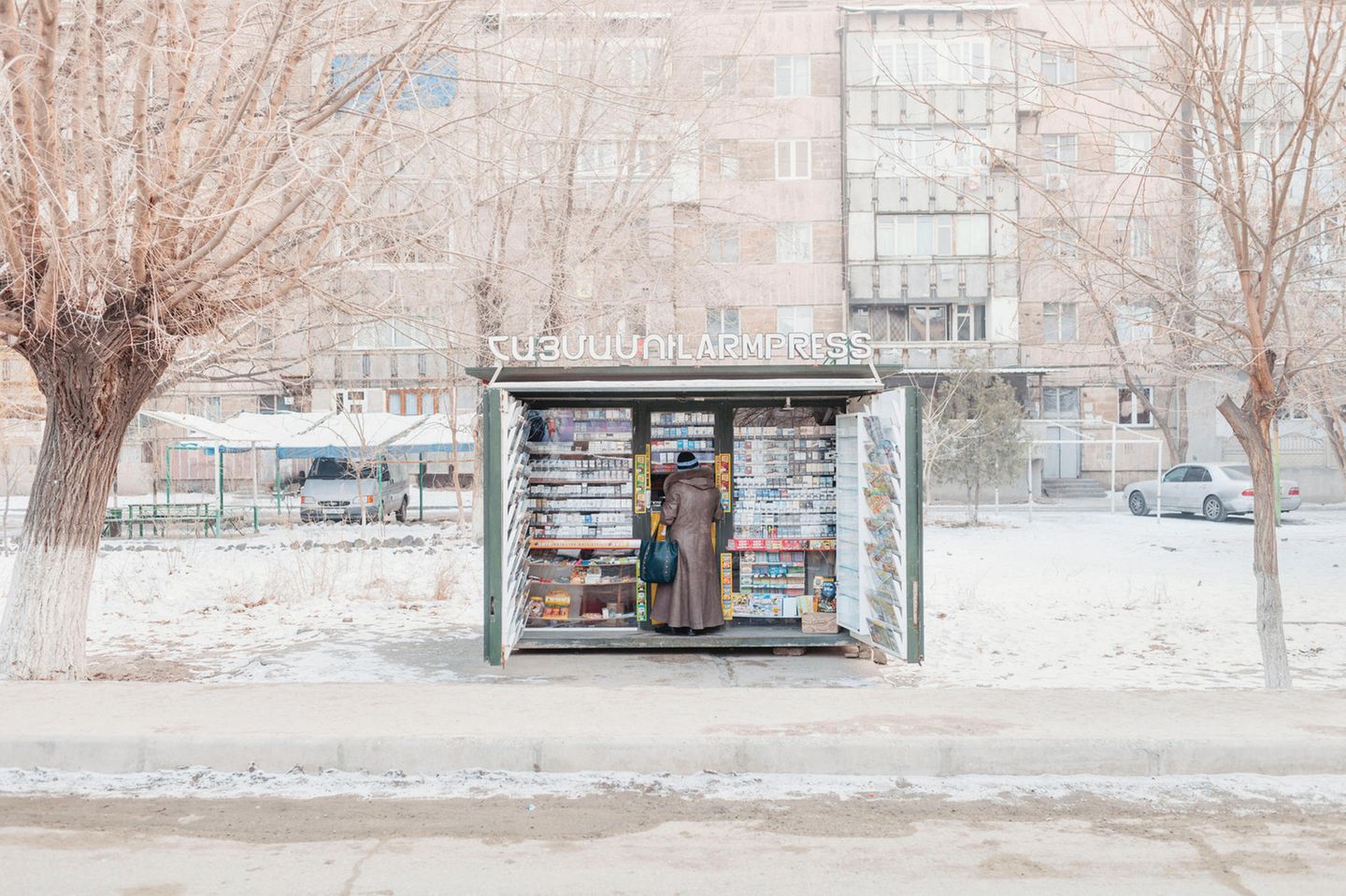 Frau kauft am Kiosk in Armenien ein