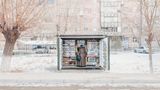 Frau kauft am Kiosk in Armenien ein