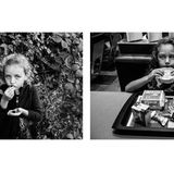 Mädchen mit gesundem Essen und Fastfood