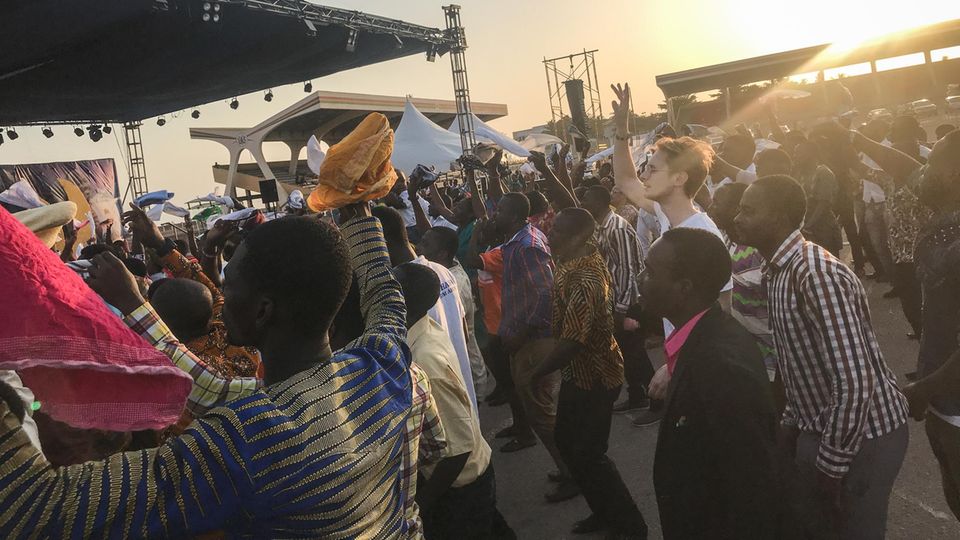 Daniel Sippel in Ghana Kein Rave, sondern ein Gottesdienst: Unser Autor versucht, auf dem Independence Square in Accra cool zu tanzen
