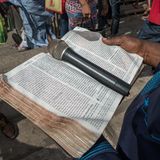 Ein Mann hält eine Bibel.