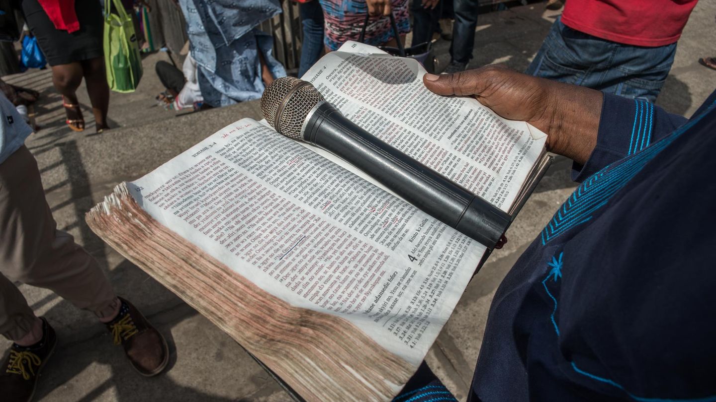 Ein Mann hält eine Bibel.