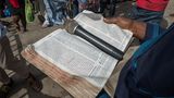 Ein Mann hält eine Bibel.