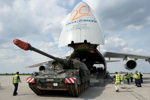 Eine Panzerhaubitze der Bundeswehr wird in eine Antonow-124-Maschine verladen.