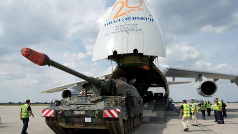 Eine Panzerhaubitze der Bundeswehr wird in eine Antonow-124-Maschine verladen.