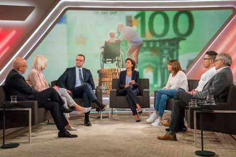 Die Gäste (u.a. Jens Spahn) und Moderatorin der ARD-Sendung "Maischberger" zum Thema "Pflege"