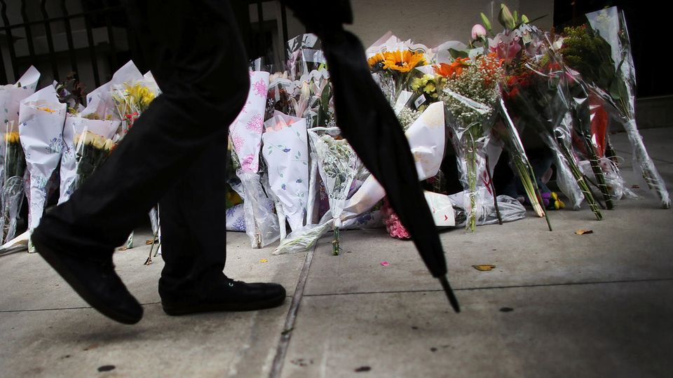 Blumen stehen vor dem Gebäude in New Yorks Upper West Side, wo die zwei kleinen Kinder im Oktober 2012 erstochen worden waren
