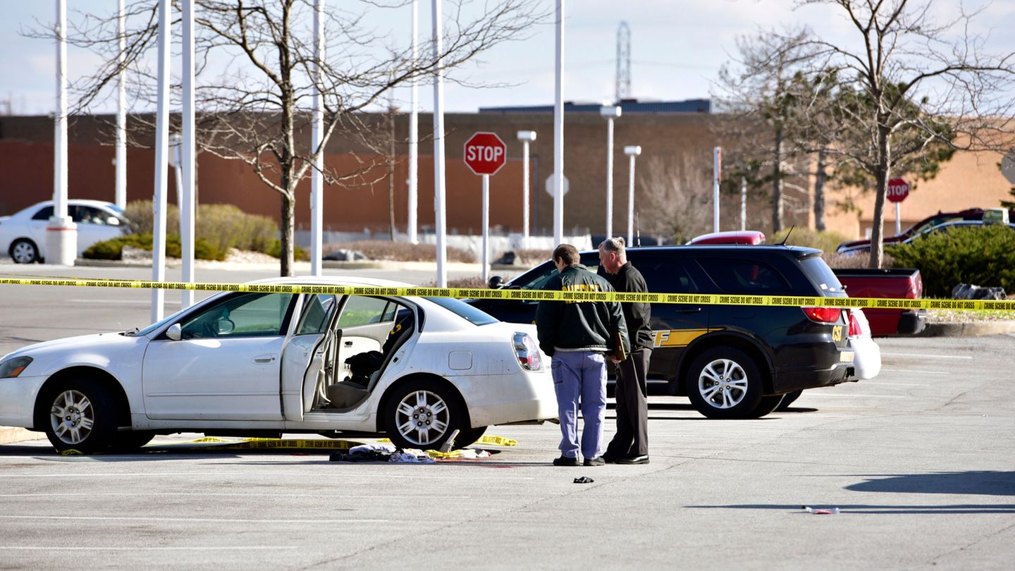 Polizisten untersuchen den Tatort in Merrillville, USA