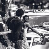 Einsatz: Verhaftung. Kurz zuvor gab es in der Gegend eine Schießerei, die Polizei nimmt Verdächtige in Gewahrsam