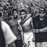 Opfer: ein 17-Jähriger. Sie schossen dem Jungen aus einem Transporter in den Rücken. Zurück bleiben schockierte Freunde