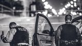 Einsatz: Unfall. Der Fahrer verunglückte, nachdem ihn Kugeln trafen. Detectives sichern Beweise