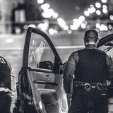 Einsatz: Unfall. Der Fahrer verunglückte, nachdem ihn Kugeln trafen. Detectives sichern Beweise