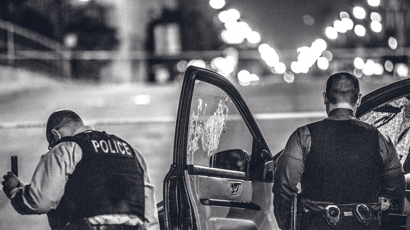 Einsatz: Unfall. Der Fahrer verunglückte, nachdem ihn Kugeln trafen. Detectives sichern Beweise