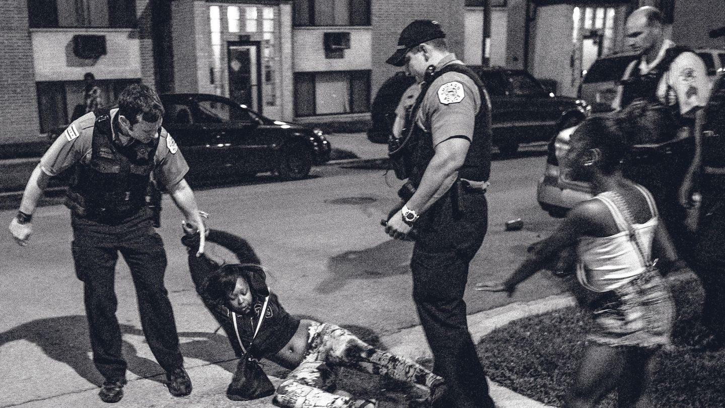 Einsatz: Prügelei. Der Polizist verhaftet die Frau wegen Handgreiflichkeiten. In der Nähe wurde ein Mann schwer verletzt