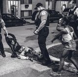 Einsatz: Prügelei. Der Polizist verhaftet die Frau wegen Handgreiflichkeiten. In der Nähe wurde ein Mann schwer verletzt