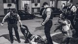 Einsatz: Prügelei. Der Polizist verhaftet die Frau wegen Handgreiflichkeiten. In der Nähe wurde ein Mann schwer verletzt
