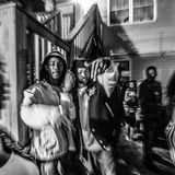 Opfer: eine 22-Jährige. Die Frau wurde in ihrem Haus getötet, vor dem nun Freunde ihrer gedenken