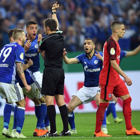 Schalke-Spieler protestieren vehement gegen die Aberkennung ihres Tores im Pokal gegen Frankfurt