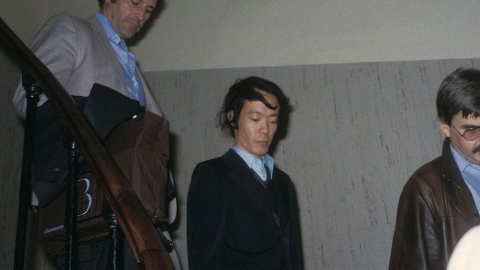 Einen Tag nach der Verhaftung, am 17. Juni 1981, wird Sagawa durch ein Pariser Polizeigebäude geführt. Sein Opfer Renée Hartevelt war 25 Jahre alt, eine beliebte, lebenslustige Studentin aus den Niederlanden