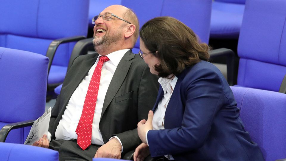 Es gibt auch wieder was zu lachen: Martin Schulz und Andrea Nahles am Mittwoch im Bundestag Es gibt auch wieder was zu lachen: Martin Schulz und Andrea Nahles am Mittwoch im Bundestag