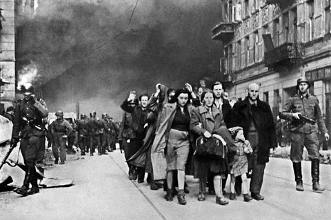 Ein Bild, das nach dem Aufstand im Warschauer Ghetto aufgenommen wurde