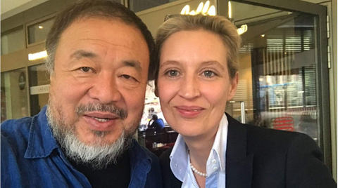 Künstler Ai Weiwei und Politikerin Alice Weidel auf einem Foto