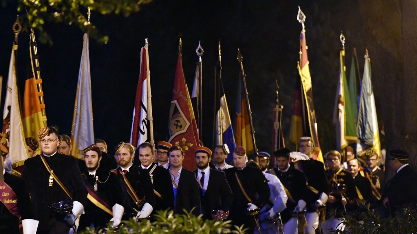 Eine Parade der Allgemeinen Burschenschaft in Thüringen (Symbolbild) Einige sollen Flüchtlinge attackiert haben