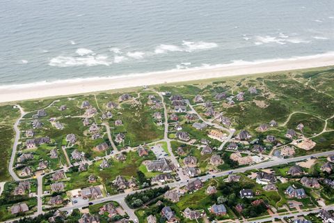 Das Luftbild zeigt Häuser in Rantum auf Sylt. Ferienobjekte an Deutschlands Küsten sind gefragt - und teuer.