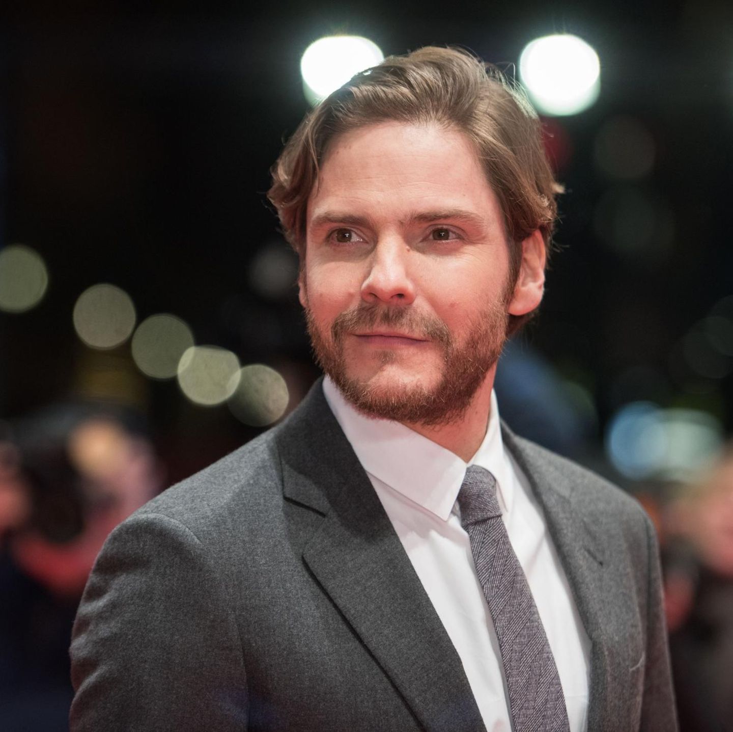 Daniel Bruhl Ich Stand Wie Ein Zwolfjahriger Vor Dem Plakat Und Habe Fotos Fur Meine Mutter Gemacht Stern De